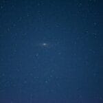 Galaktyka Andromedy na nocnym niebie pełnym gwiazd