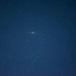 Galaktyka Andromedy na nocnym niebie pełnym gwiazd