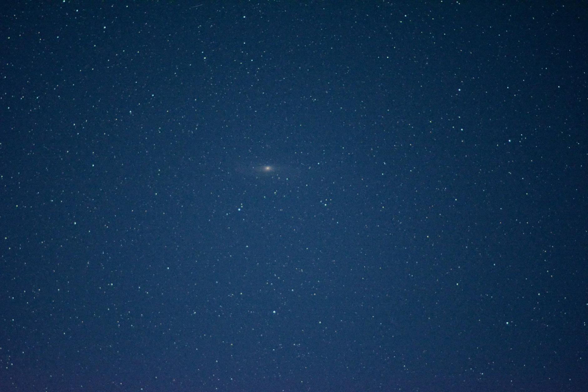 Galaktyka Andromedy na nocnym niebie pełnym gwiazd