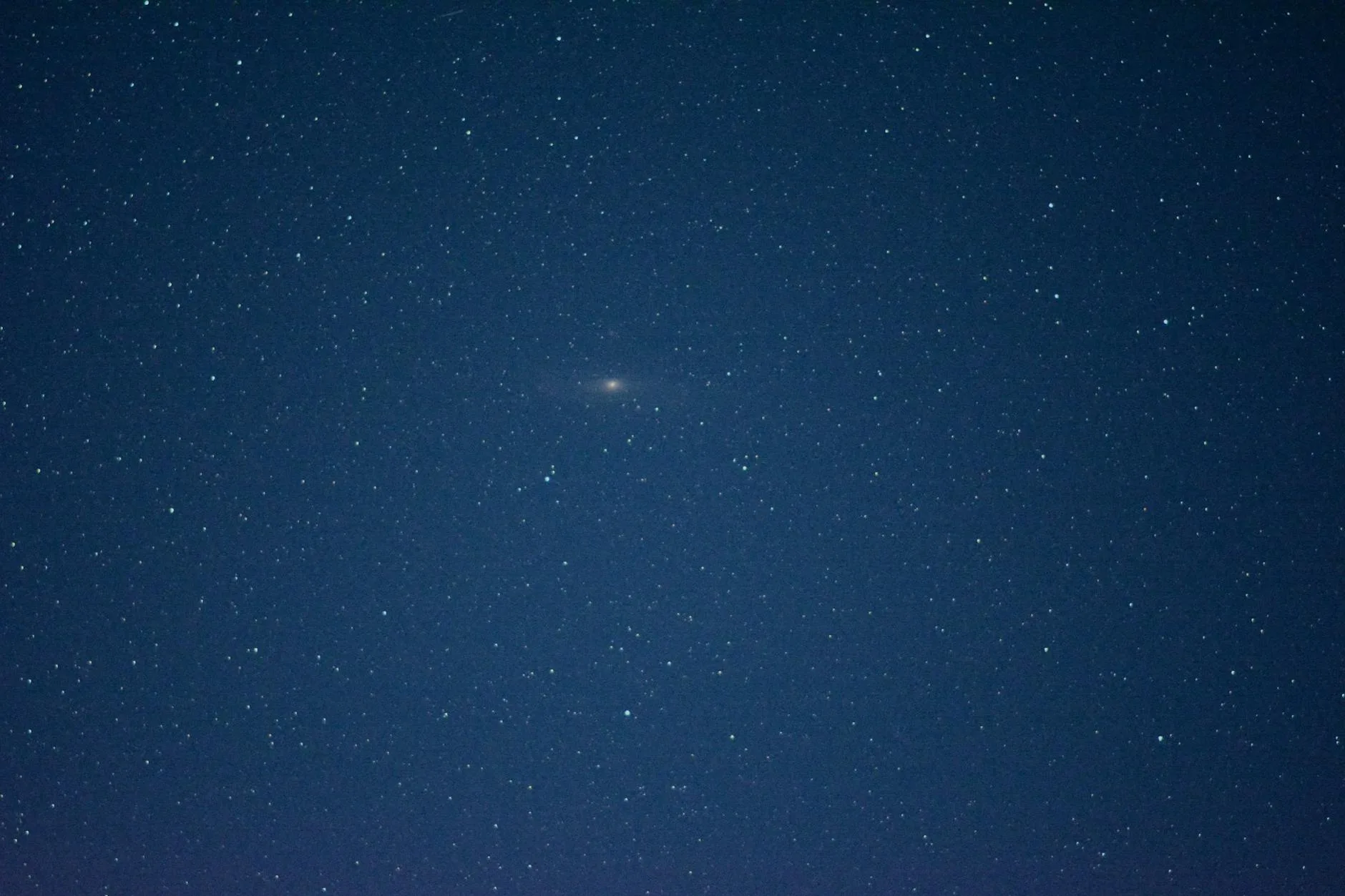 Kolorowa mgławica na tle gwiaździstego nocnego nieba