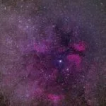 Kolorowa mgławica na tle gwiaździstego nocnego nieba