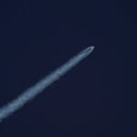 Start rakiety na tle czystego, błękitnego nieba