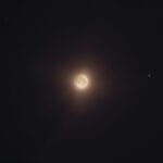 Pełnia Księżyca świecąca jasno na czystym nocnym niebie
