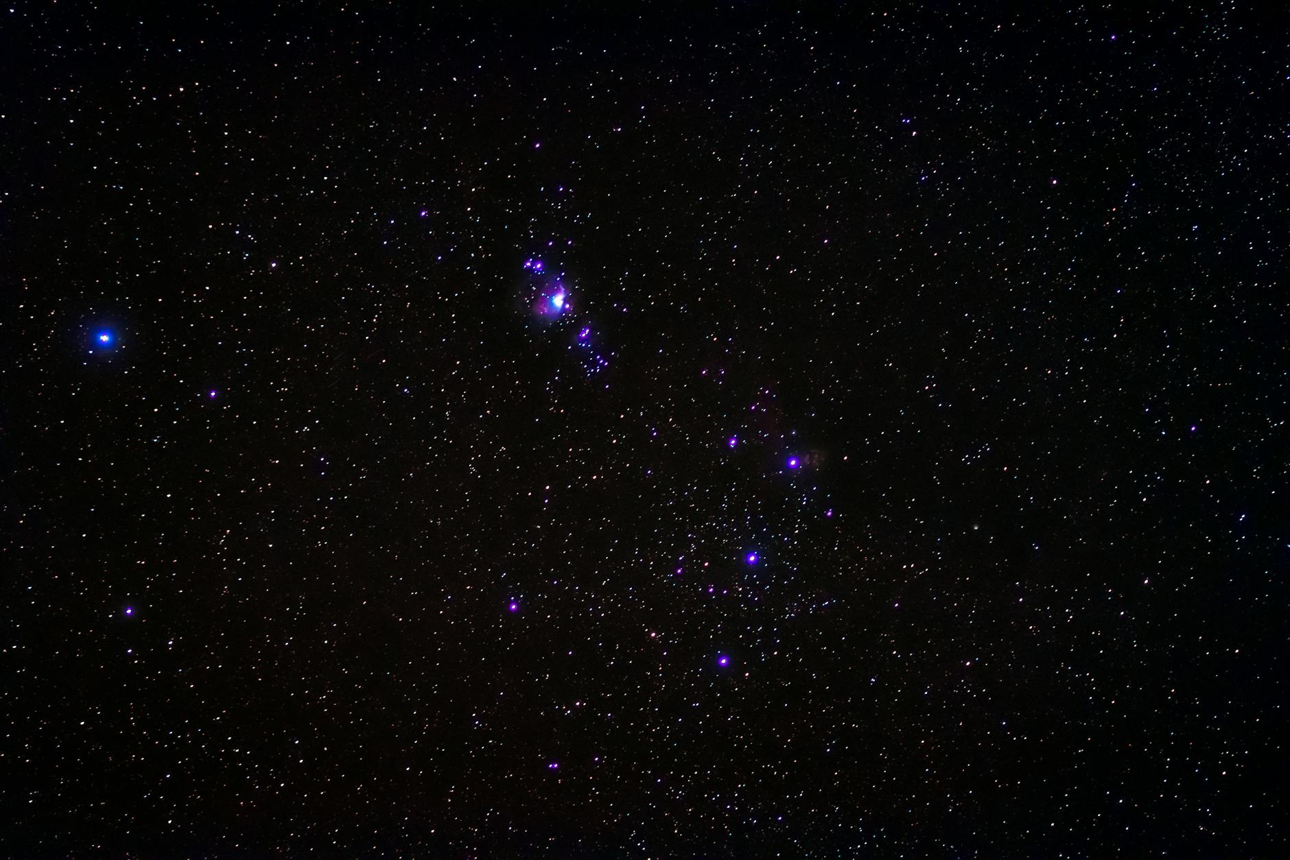 Gwiazdozbiór Oriona na tle nocnego, rozgwieżdżonego nieba