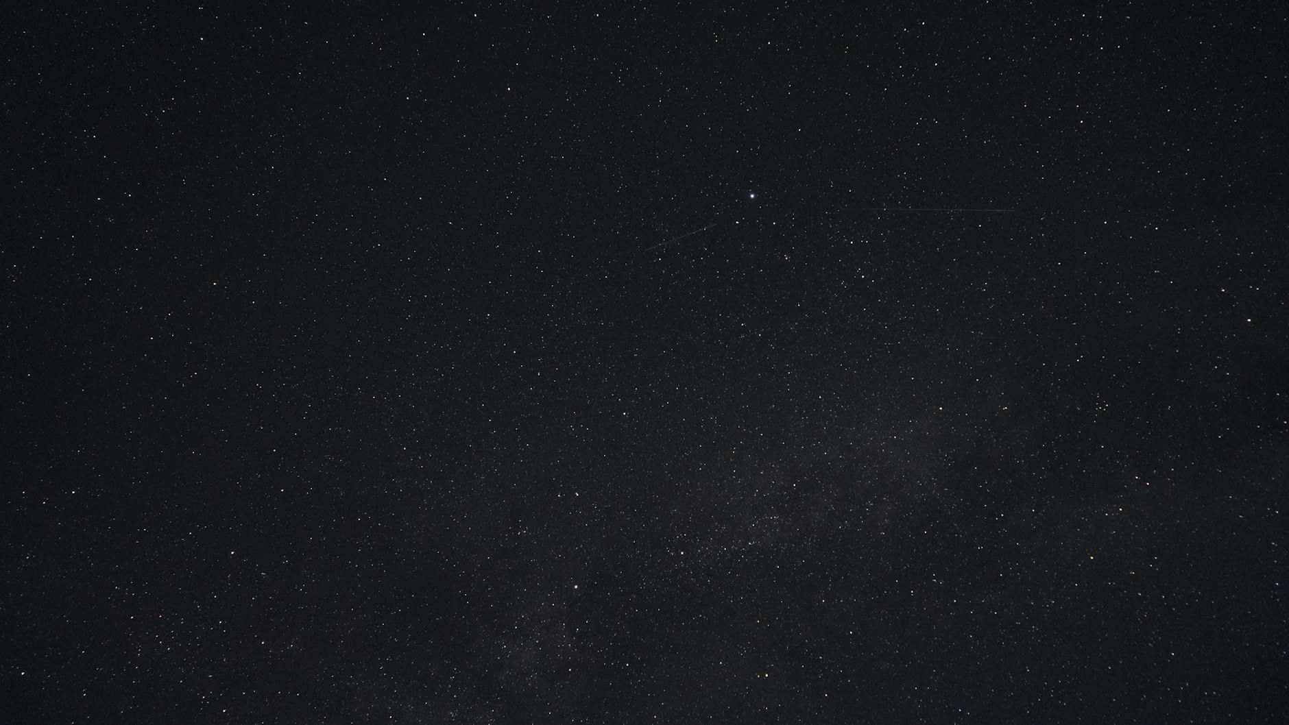 Rozgwieżdżone nocne niebo nad Bawarią idealne do ćwiczenia starhoppingu