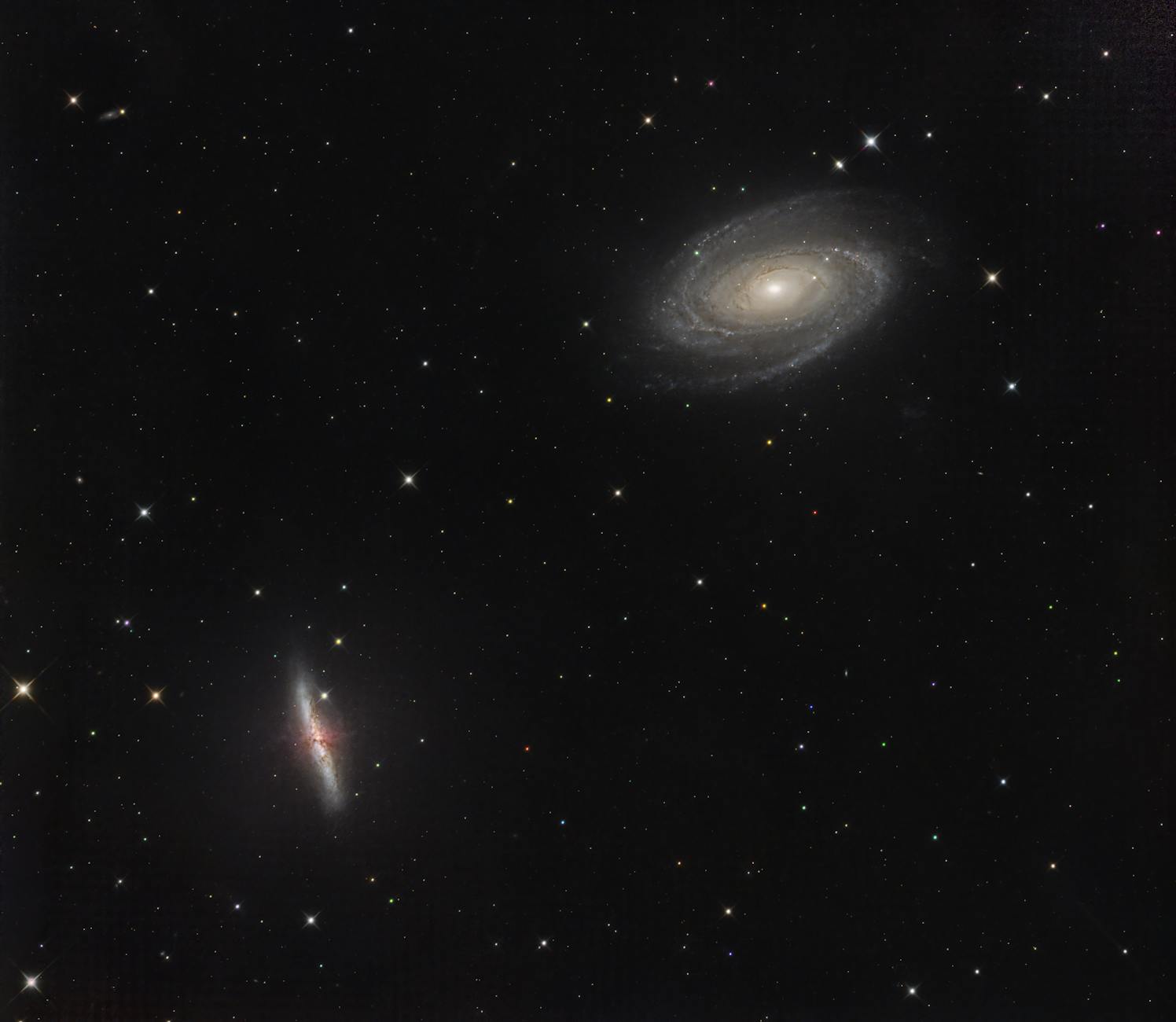 Spiralne i nieregularne galaktyki widoczne w głębokim kosmosie