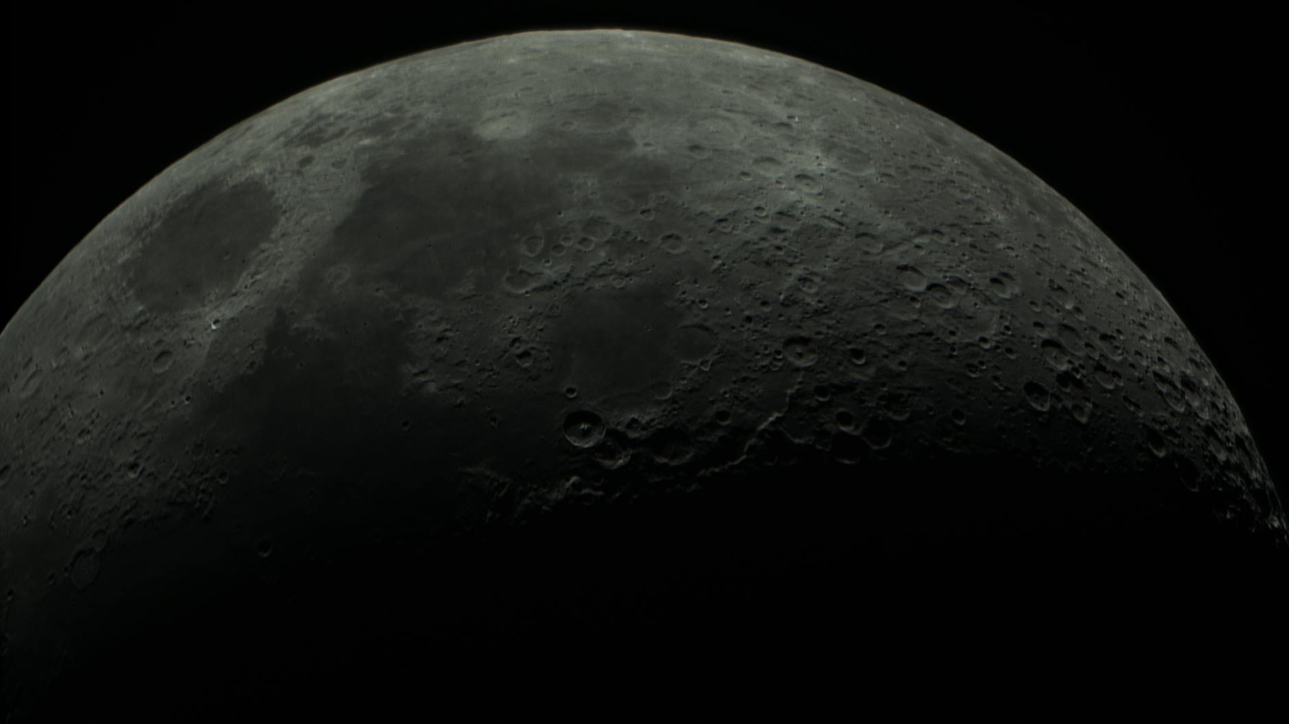 Zbliżenie kraterów na powierzchni Księżyca w teleskopie