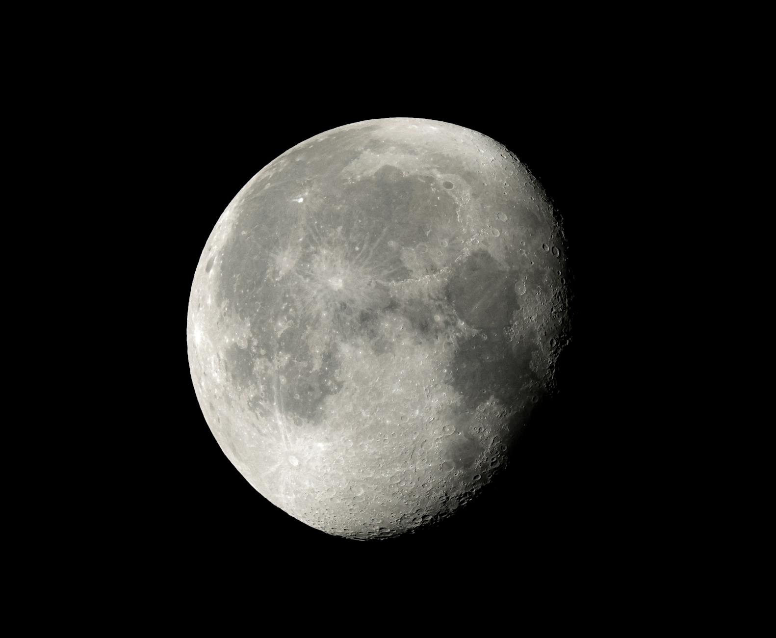 Zbliżenie księżycowych kraterów i struktur powierzchni