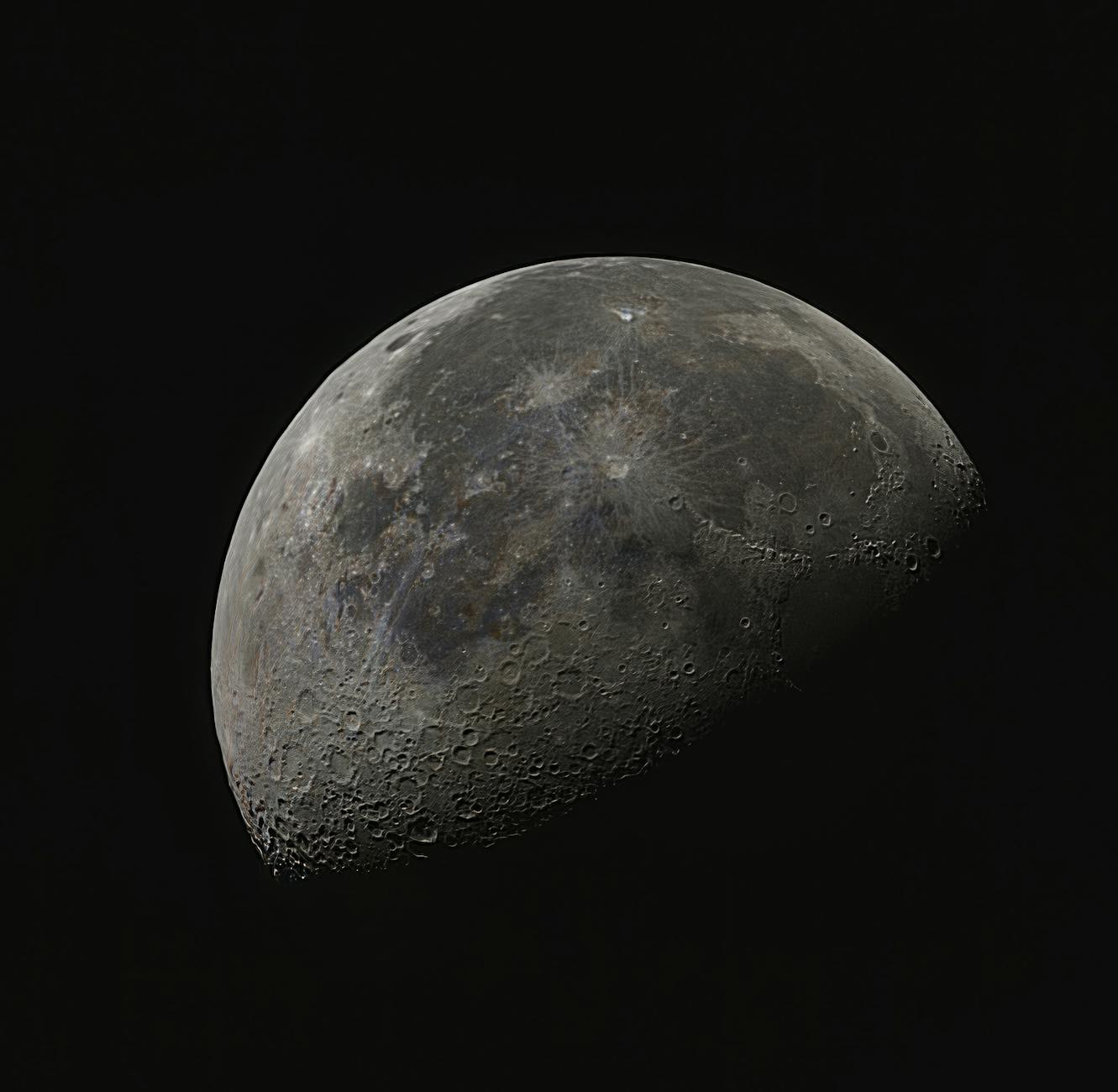 Zbliżenie powierzchni Księżyca z wyraźnie widocznymi kraterami