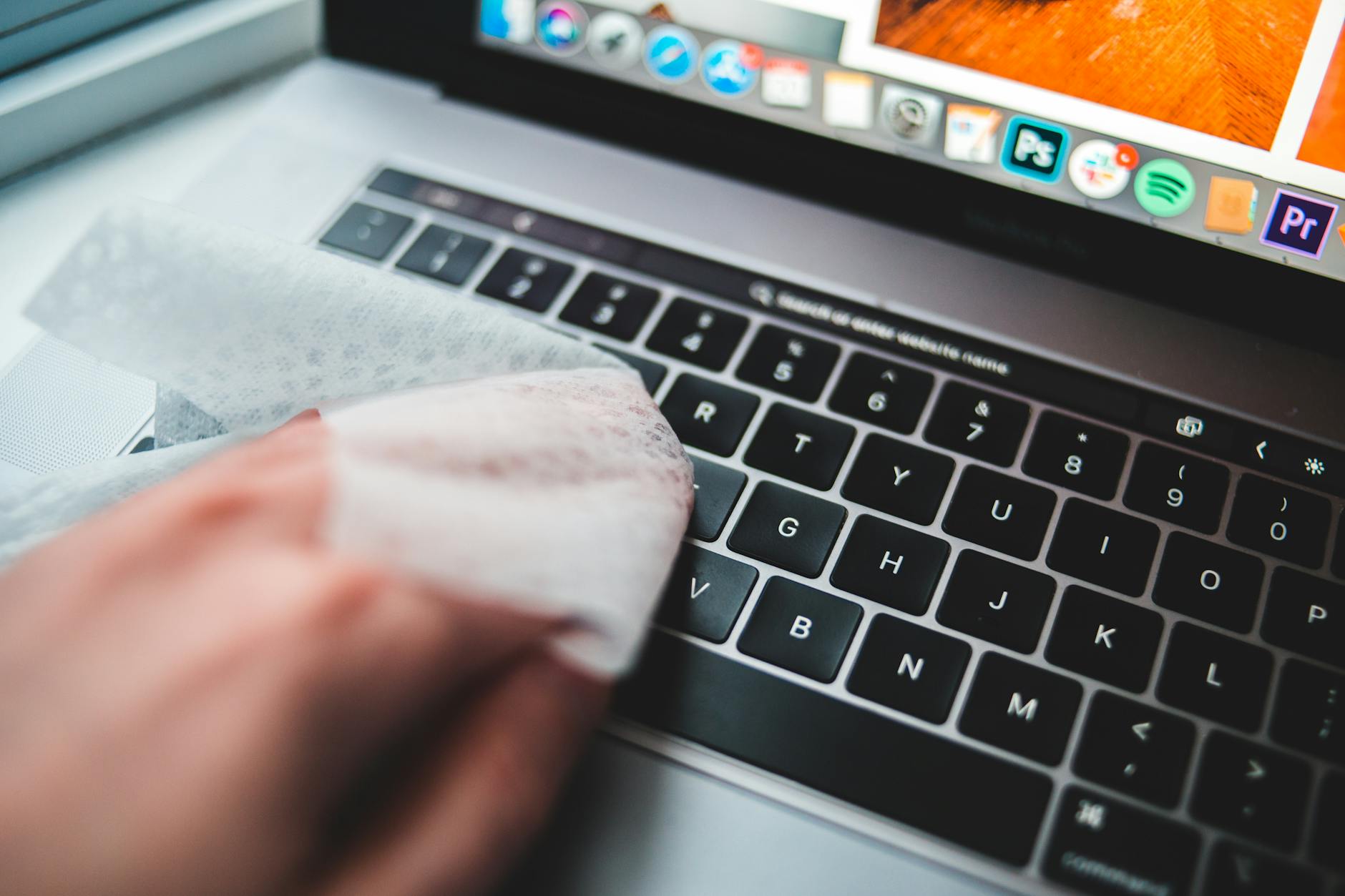 Czyszczenie klawiatury laptopa Toshiba chusteczką dezynfekującą