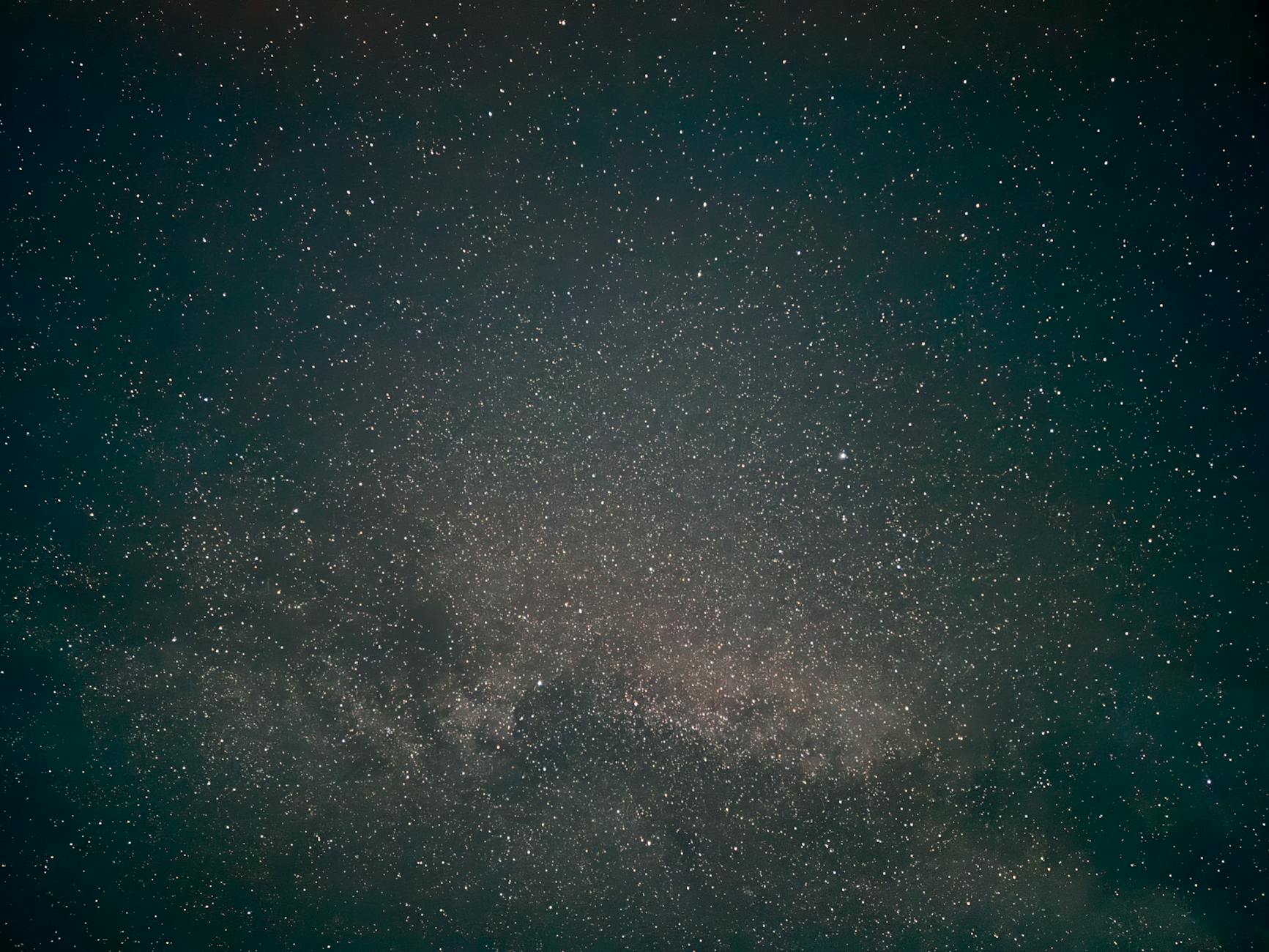 Gęste gwiazdozbiory na ciemnym, rozgwieżdżonym niebie nocą