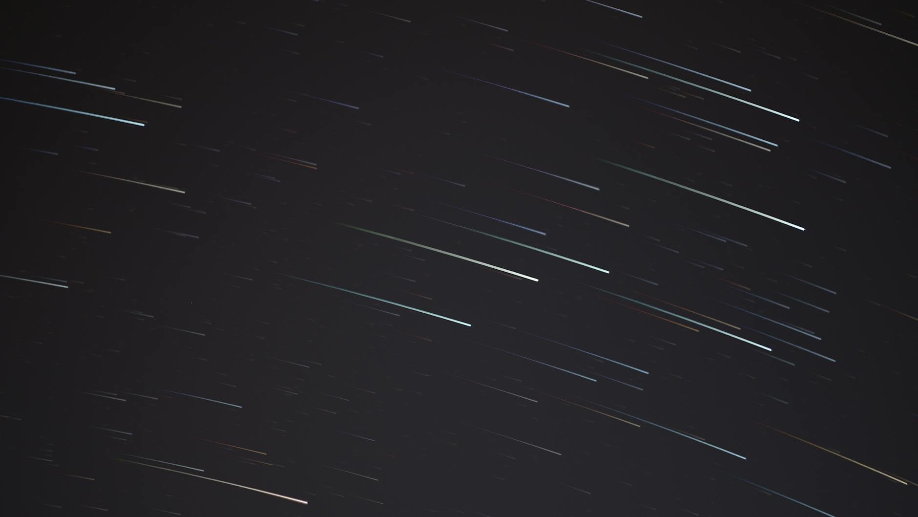 Meteor czy satelita? Jak rozpoznawać ruchome obiekty na nocnym niebie Smugi gwiazd na nocnym niebie uchwycone w długiej ekspozycji