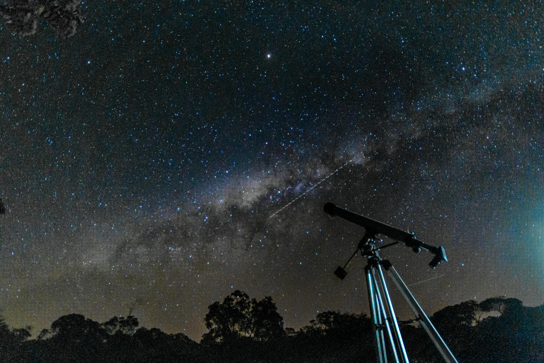 Teleskop skierowany na Drogę Mleczną na czystym nocnym niebie