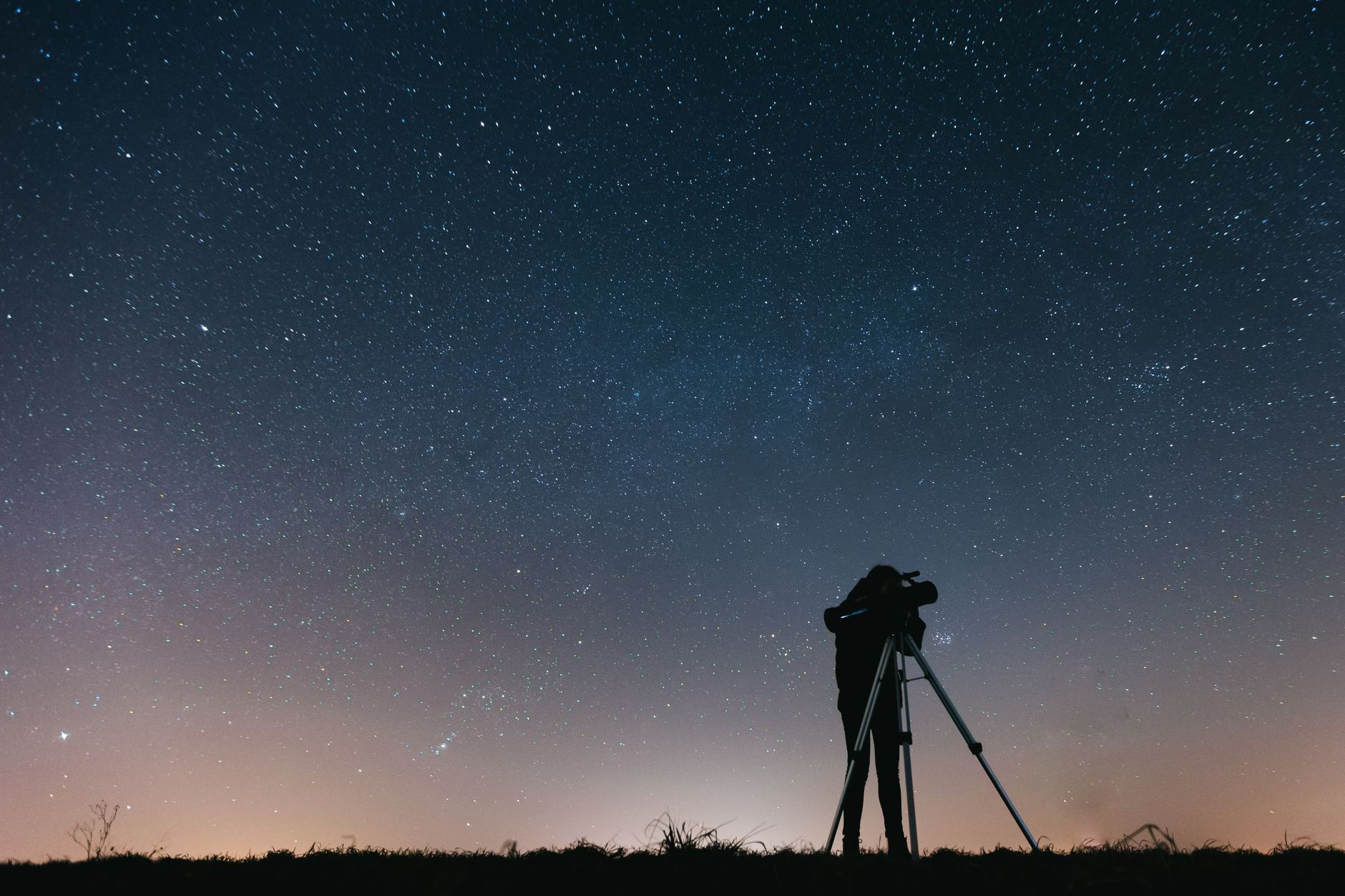 Sylwetka astronoma przy teleskopie na tle rozgwieżdżonego nieba Sylwetka astronoma przy teleskopie na tle rozgwieżdżonego nieba