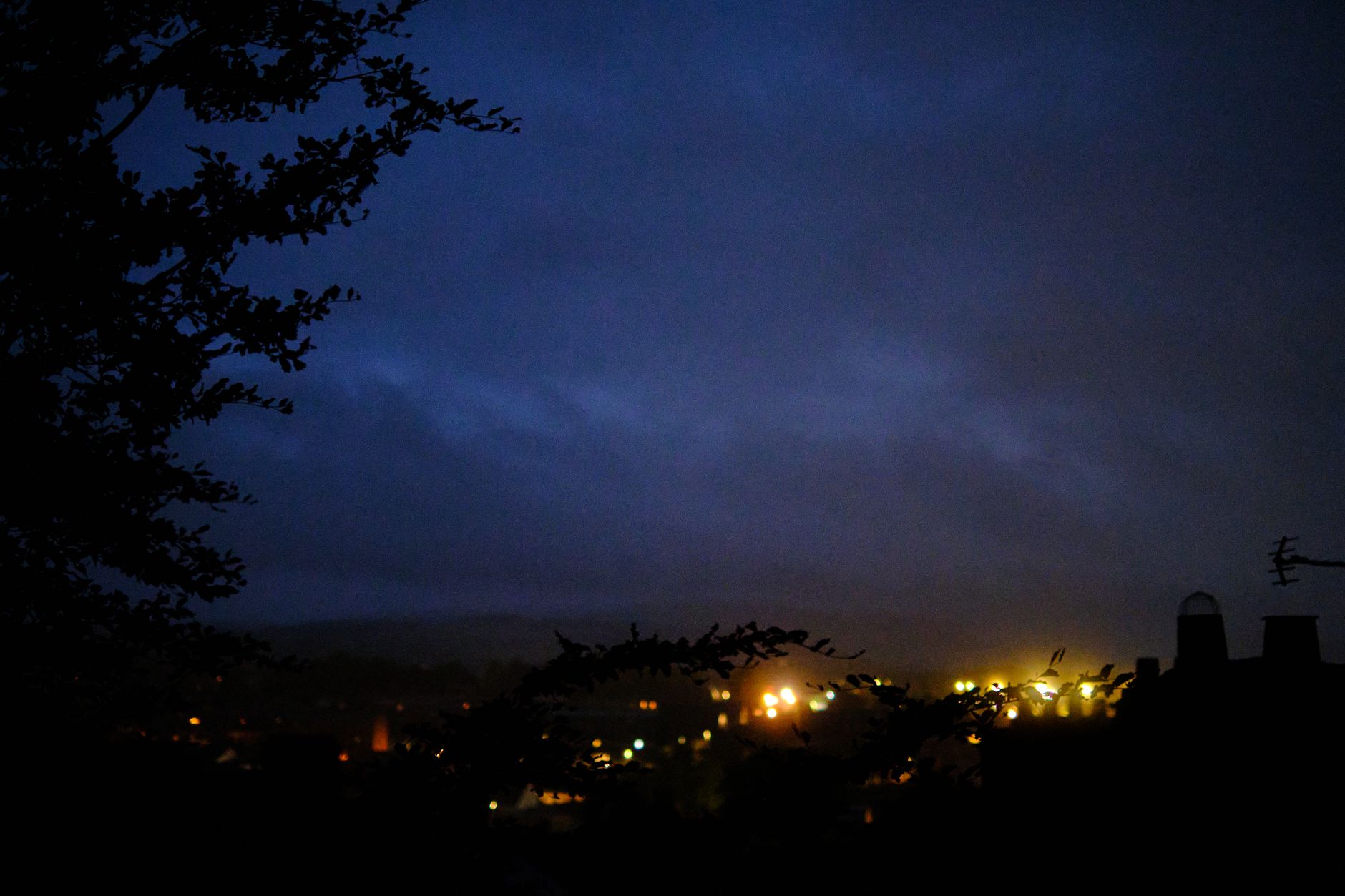 Panorama Penrith nocą z miejskimi światłami pod ciemnym niebem