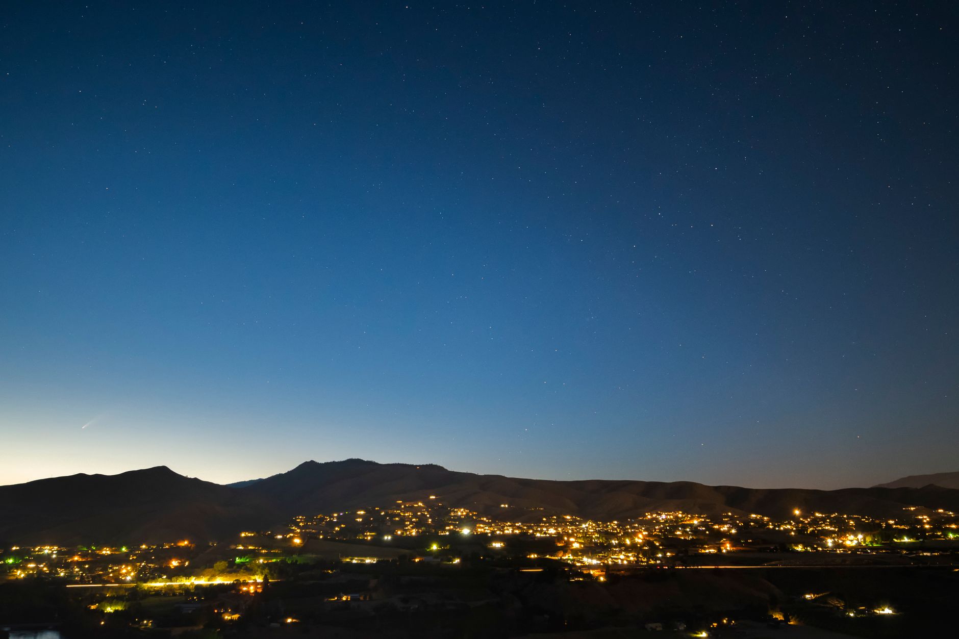 Panorama Wenatchee nocą z rozgwieżdżonym, czystym niebem nad miastem