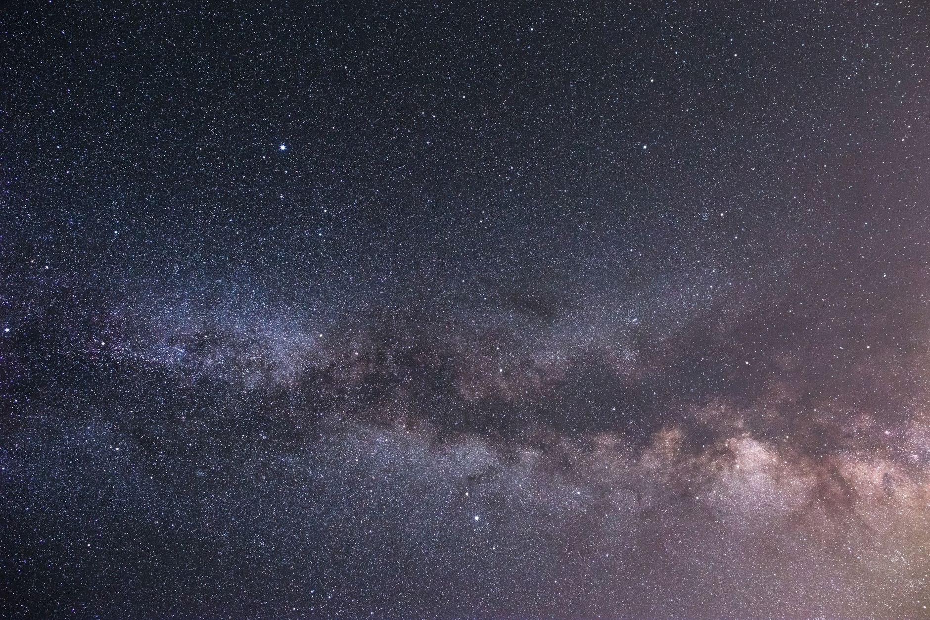 Rozgwieżdżone nocne niebo z Drogą Mleczną nad Polską