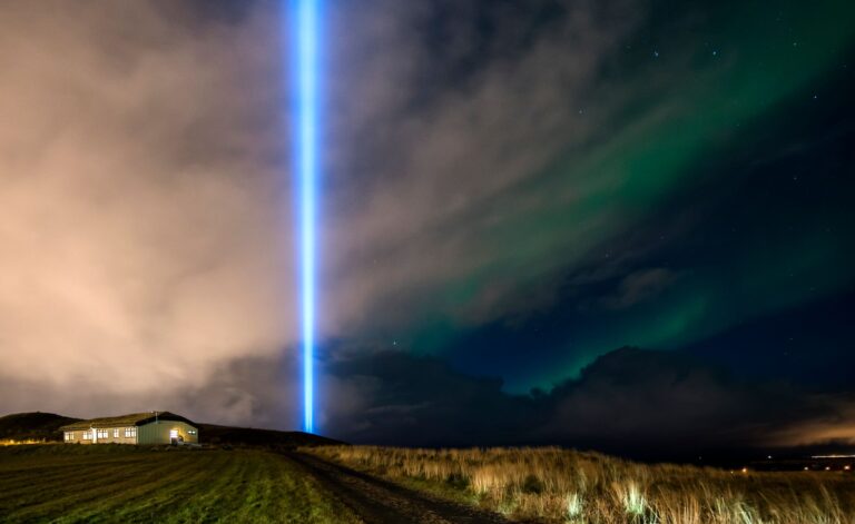 Aplikacje do alertów o zorzy i burzach geomagnetycznych: SpaceWeatherLive czy Aurora?