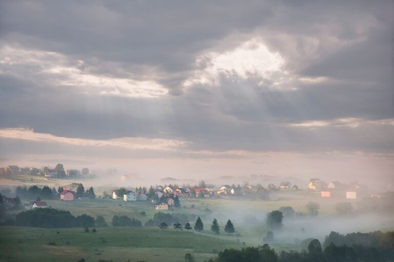 Aplikacje do alertów o zorzy i burzach geomagnetycznych: SpaceWeatherLive czy Aurora?
