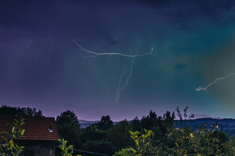 Aplikacje do alertów o zorzy i burzach geomagnetycznych: SpaceWeatherLive czy Aurora?